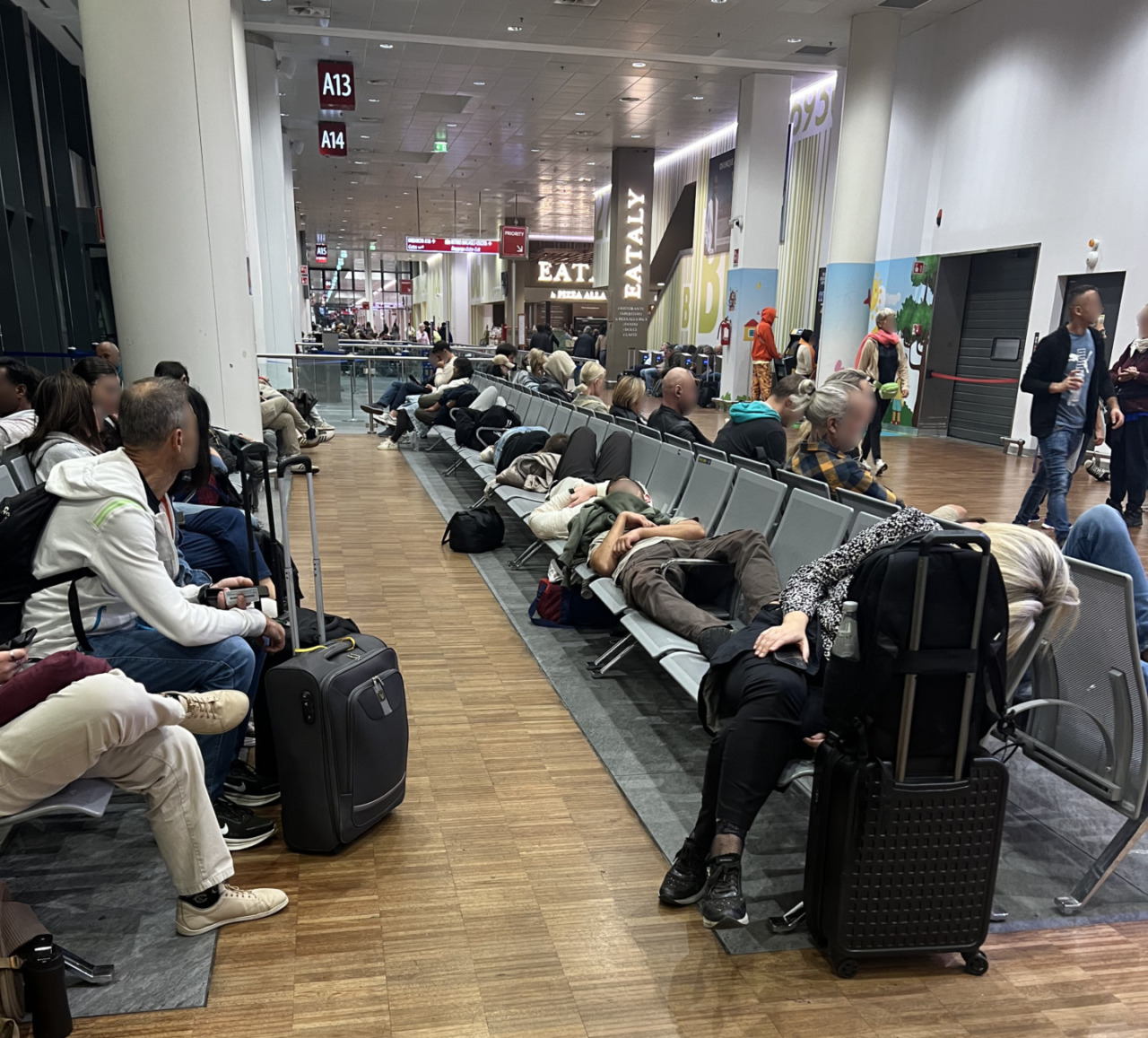 Un’intera fila di sedili occupata da passeggeri addormentati: «Ora capisco perché l’aeroporto di Orio è ultimo»