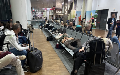 Un’intera fila di sedili occupata da passeggeri addormentati: «Ora capisco perché l’aeroporto di Orio è ultimo»