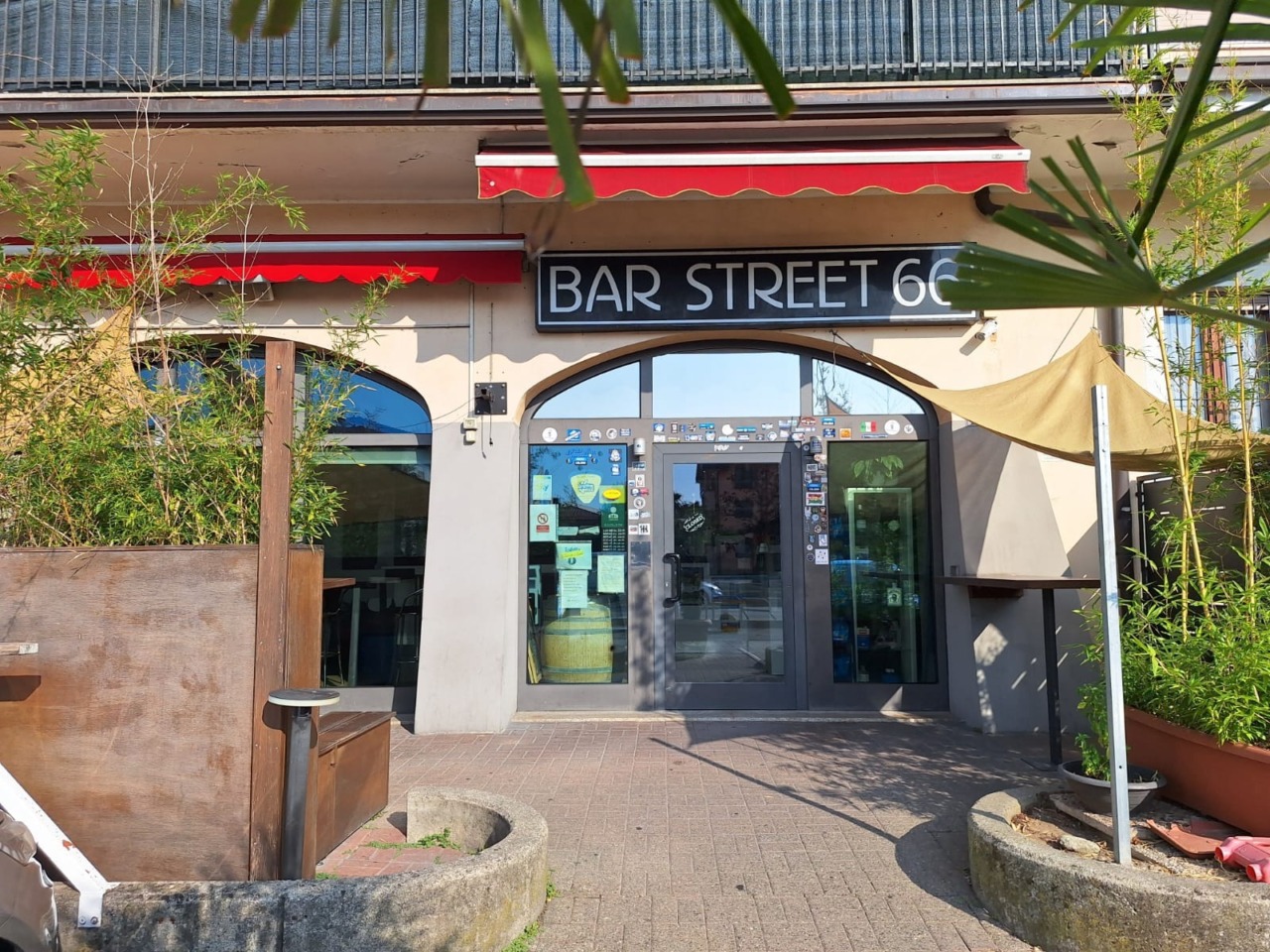 Si presentano nel suo locale per rubargli l’incasso: picchiato il titolare di un bar di Cologno
