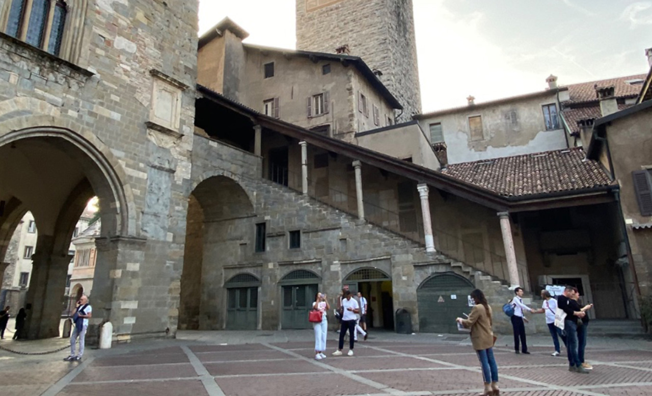 I bagni pubblici di Piazza Vecchia «anacronistici e di qualità modesta: costano troppo e paghi solo in contanti»