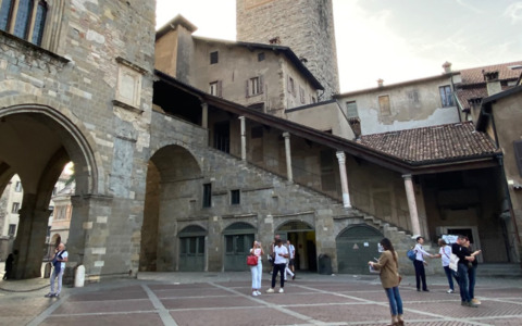 I bagni pubblici di Piazza Vecchia «anacronistici e di qualità modesta: costano troppo e paghi solo in contanti»