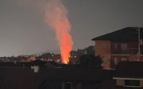 Fiamme nella notte nel quartiere San Paolo: a fuoco alcuni alberi