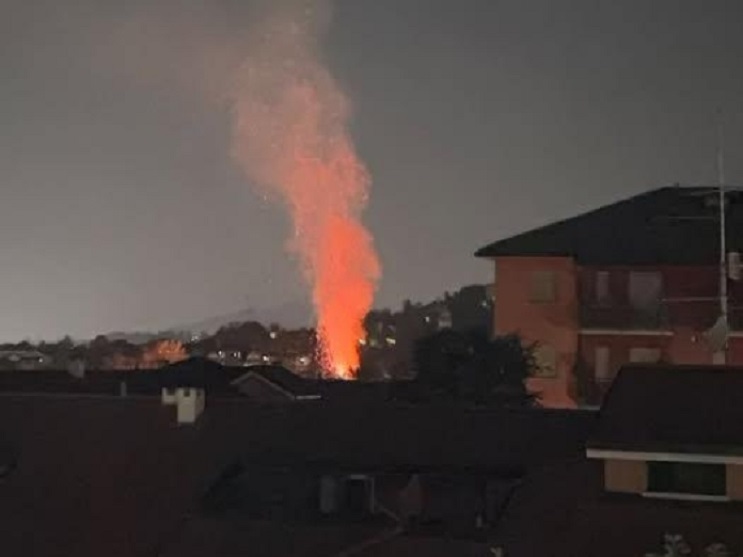 Fiamme nella notte nel quartiere San Paolo: a fuoco alcuni alberi