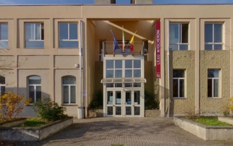 Spruzza accidentalmente spray al peperoncino in classe: evacuate due classi della succursale del Mamoli, dieci intossicati