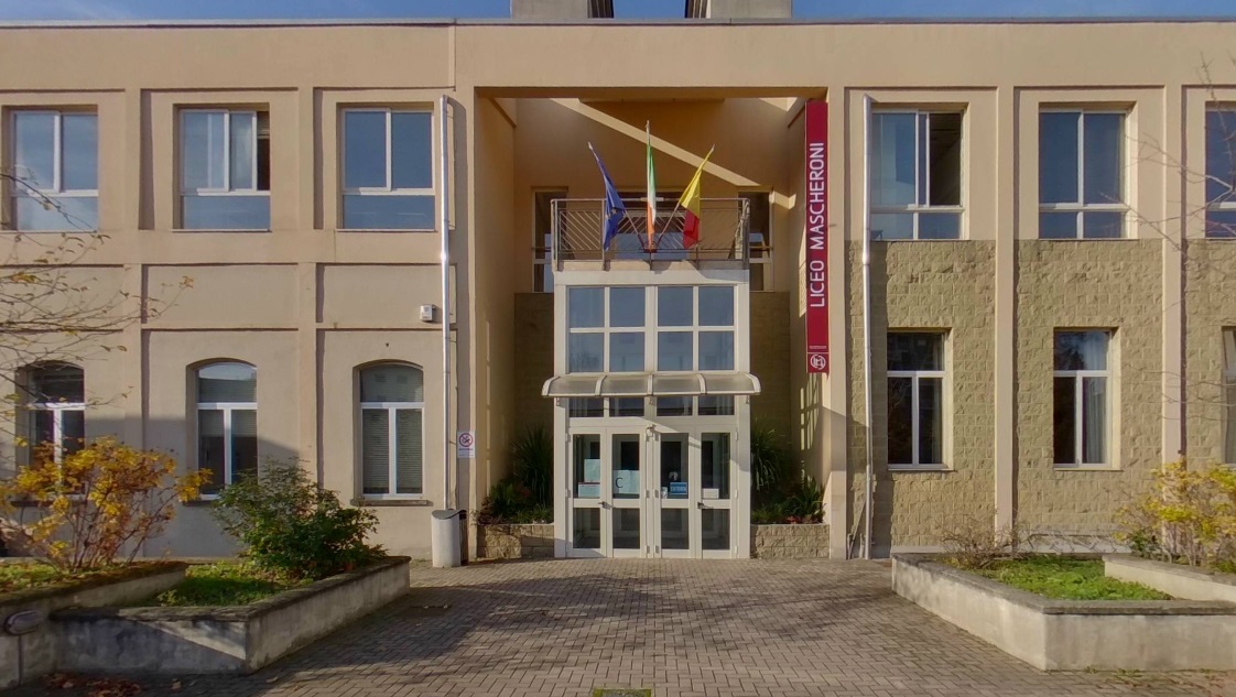 Spruzza accidentalmente spray al peperoncino in classe: evacuate due classi della succursale del Mamoli, dieci intossicati