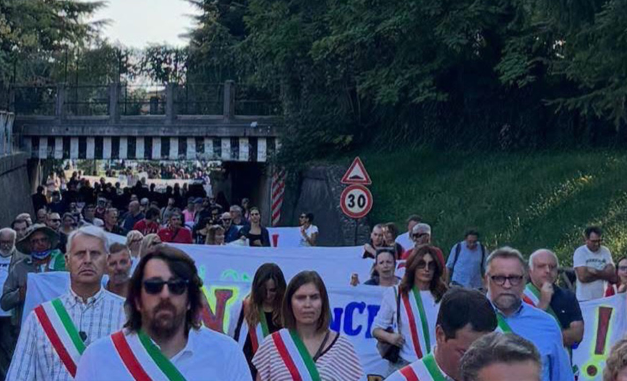 Migliaia di persone sono scese in strada per dire “no” all’inceneritore della Montello