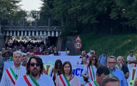Migliaia di persone sono scese in strada per dire “no” all’inceneritore della Montello