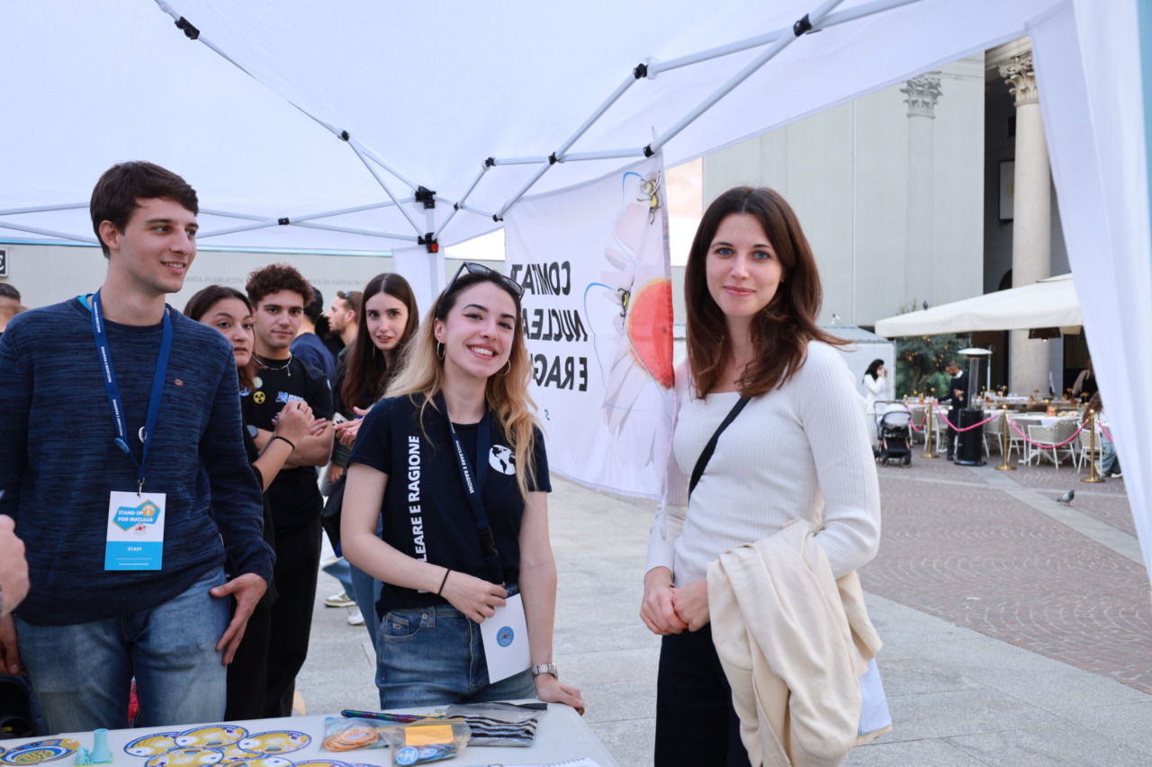Il tema del nucleare sbarca in centro a Bergamo: in via XX Settembre arriva “Stand Up For Nuclear”