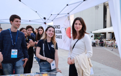 Il tema del nucleare sbarca in centro a Bergamo: in via XX Settembre arriva “Stand Up For Nuclear”