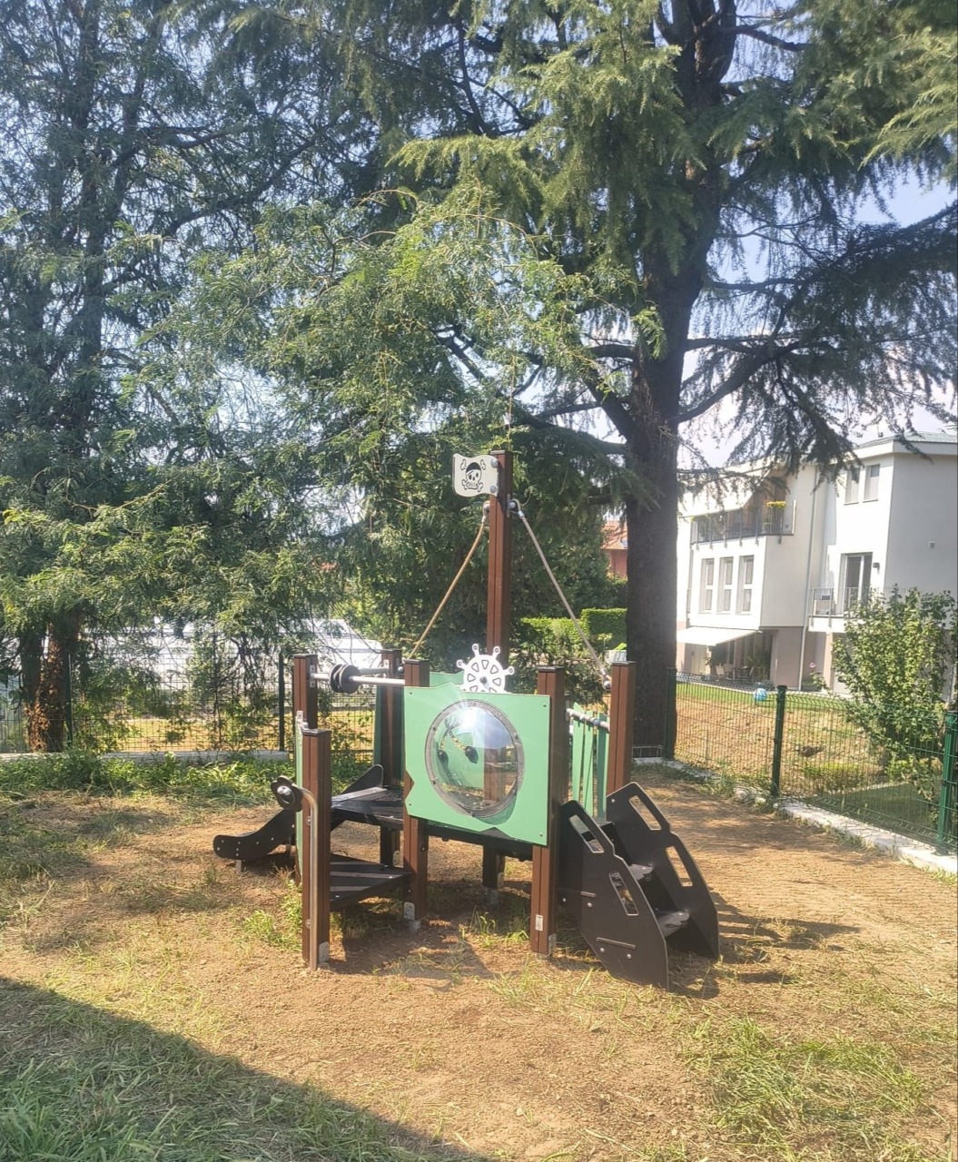 Sistemati gli arredi e i giochi nei giardini di cinque asili nido in città