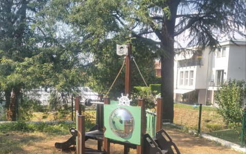 Sistemati gli arredi e i giochi nei giardini di cinque asili nido in città