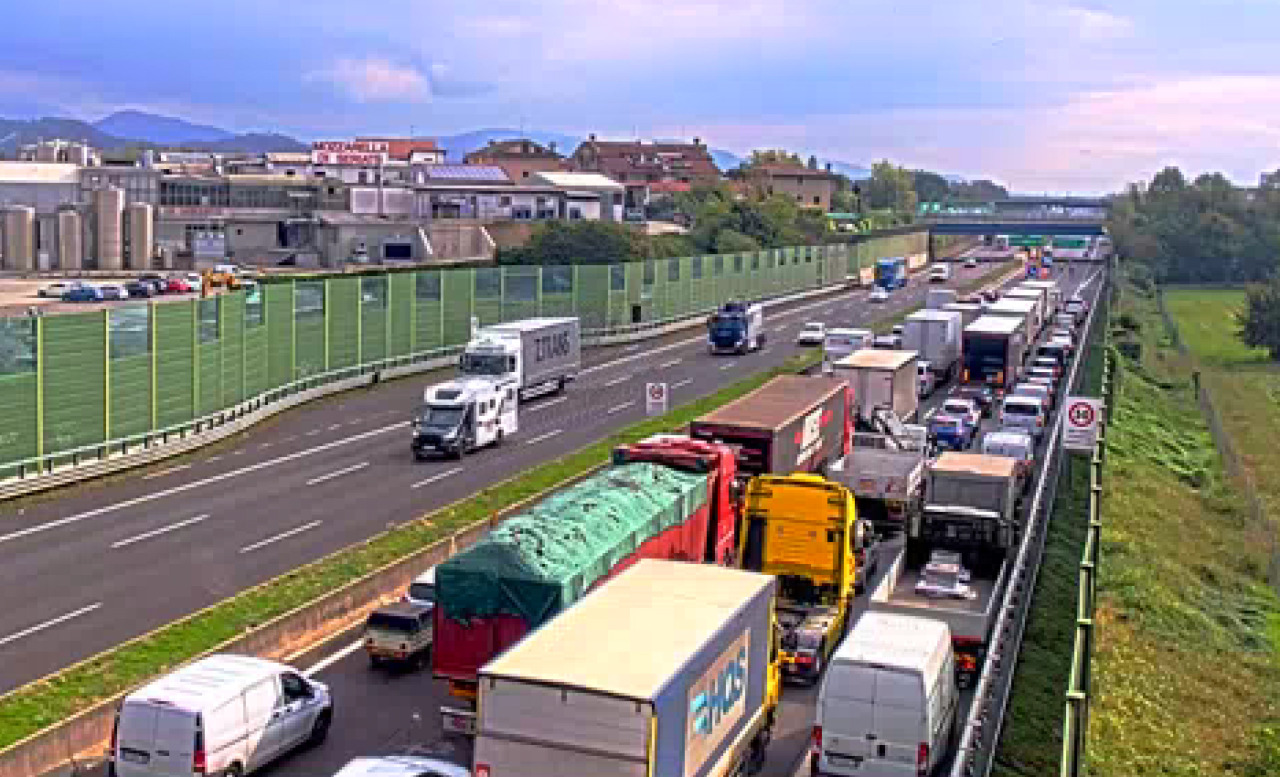 Due incidenti lungo l’autostrada verso Venezia: camion perde un carico di mais, chiusa l’A4 e lunghe code