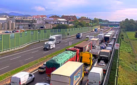 Due incidenti lungo l’autostrada verso Venezia: camion perde un carico di mais, chiusa l’A4 e lunghe code